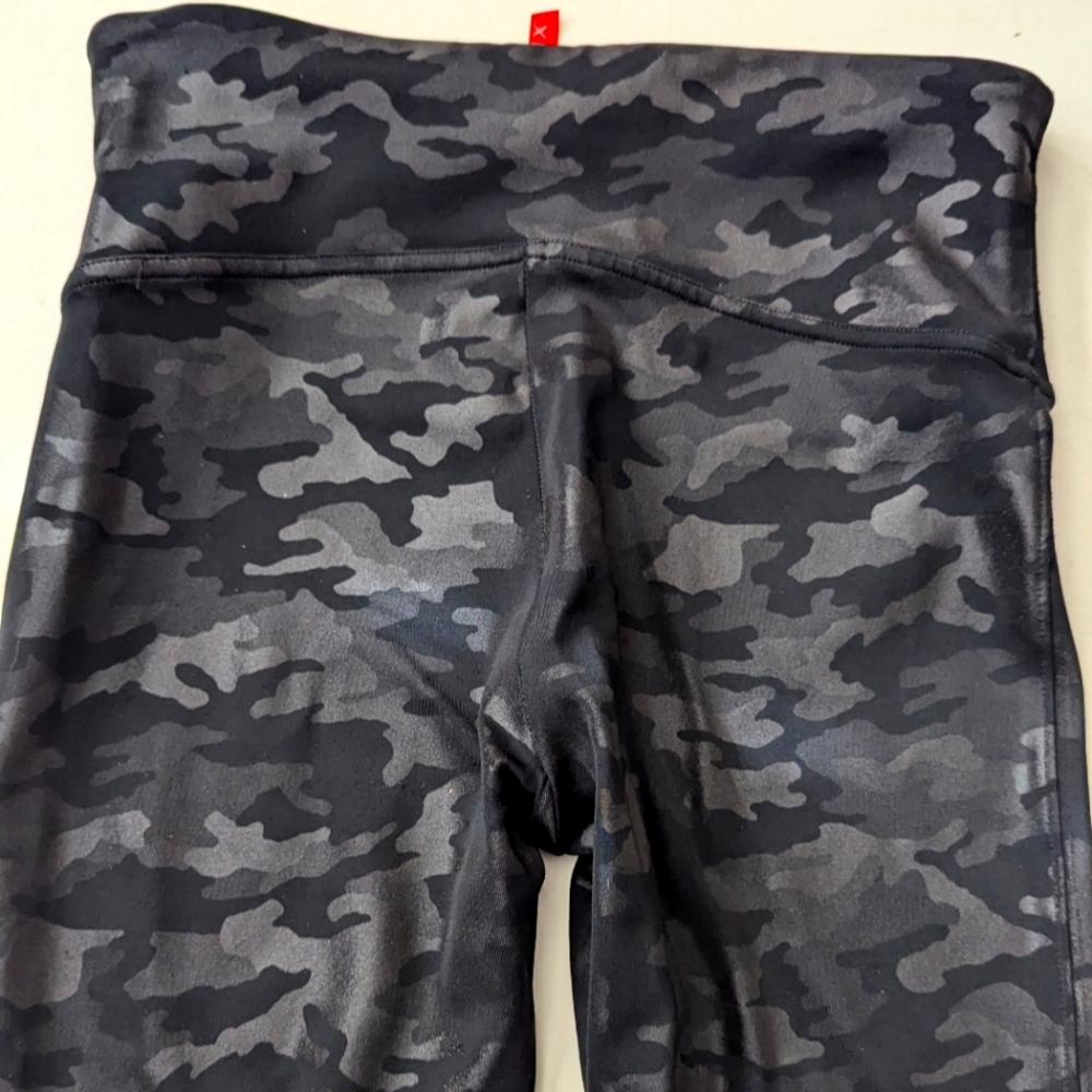 SPANX Faux Leather Camo Leggings Size Medium Petite - Picture 10 of 12